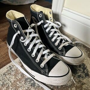 Woman’s 10.5 Black Converse